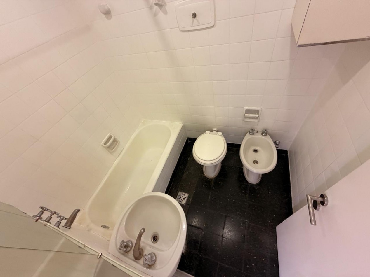 Departamento de 3 Ambientes con Cochera Cubierta en Excelente Zona de Ramos Mejia
