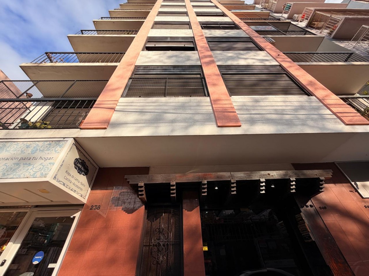 Departamento de 3 Ambientes con Cochera Cubierta en Excelente Zona de Ramos Mejia