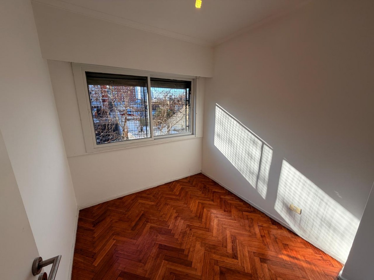 Departamento de 3 Ambientes con Cochera Cubierta en Excelente Zona de Ramos Mejia