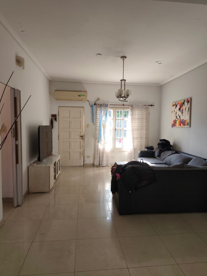 Casa con Departamento en Planta Alta - Moron
