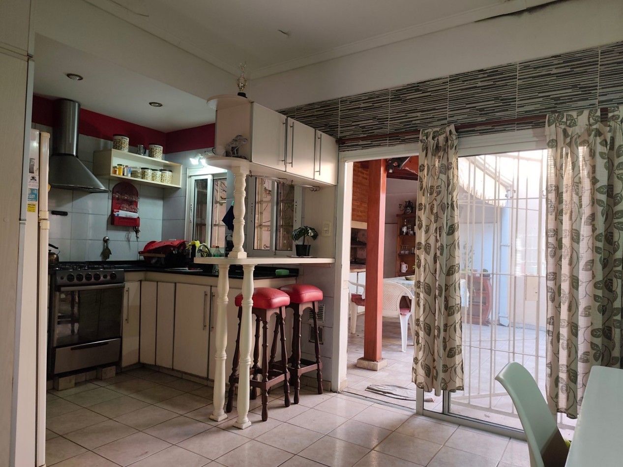 Casa con Departamento en Planta Alta - Moron