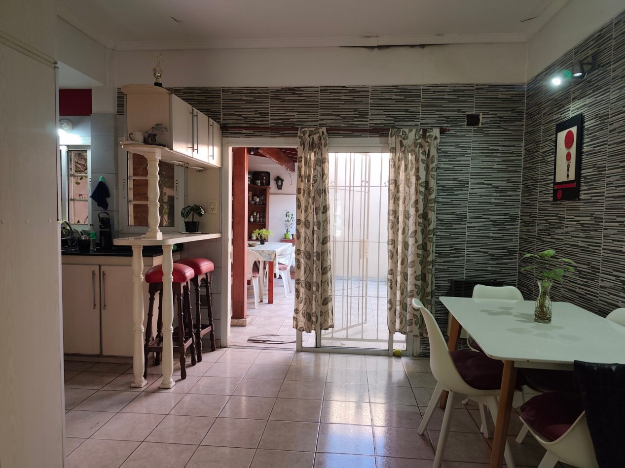 Casa con Departamento en Planta Alta - Moron
