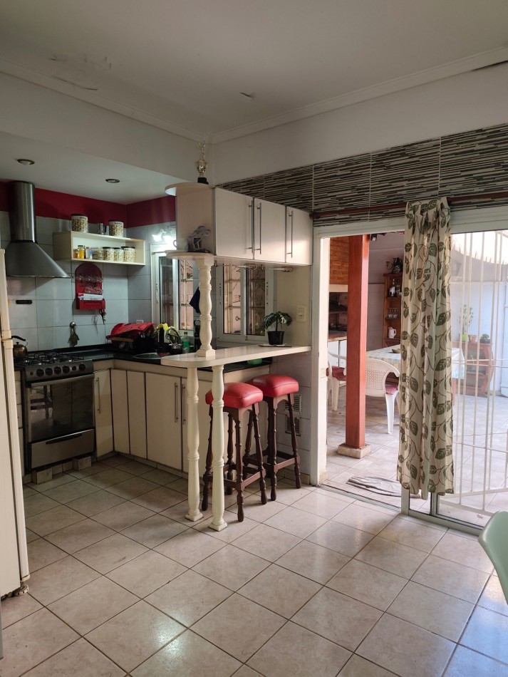 Casa con Departamento en Planta Alta - Moron
