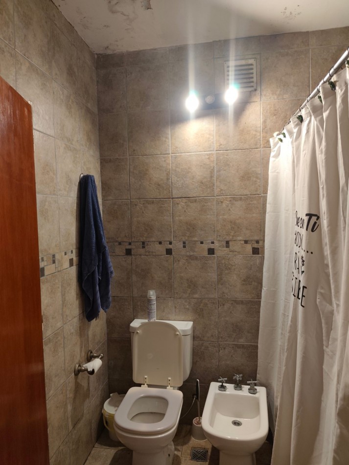 Casa con Departamento en Planta Alta - Moron