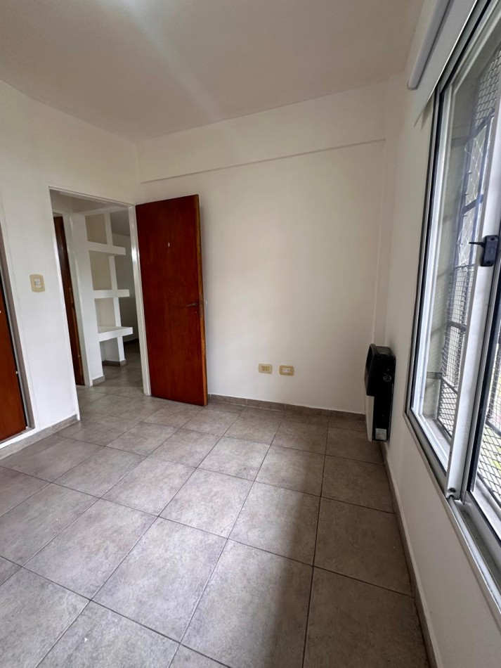 Alquiler dos ambientes con cochera en Moron