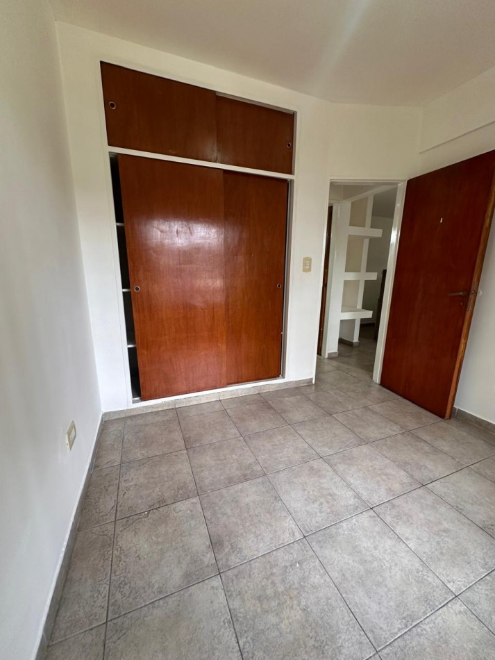 Alquiler dos ambientes con cochera en Moron