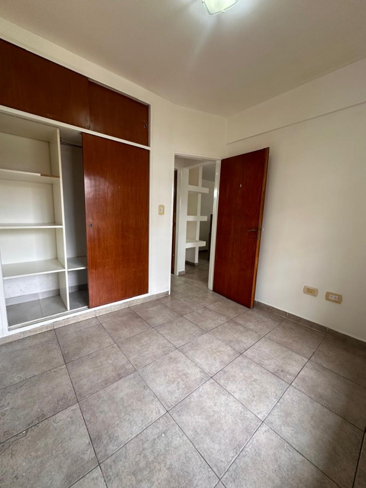 Alquiler dos ambientes con cochera en Moron