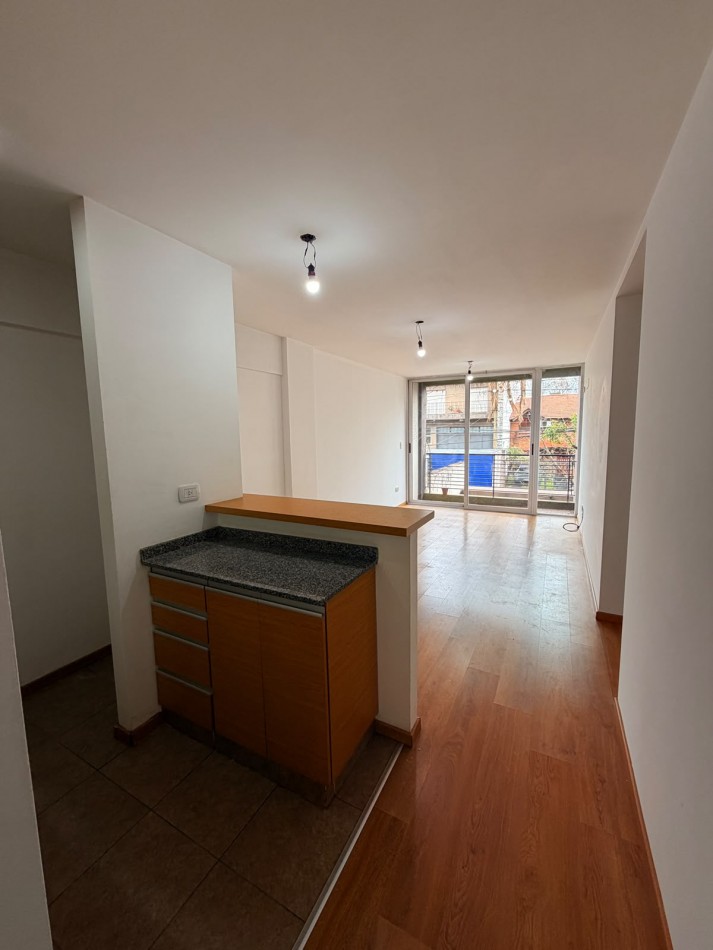 Departamento de 2 ambientes con cochera descubierta en Moron Sur