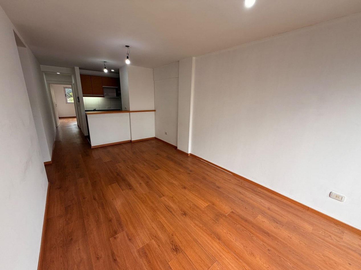 Departamento de 2 ambientes con cochera descubierta en Moron Sur