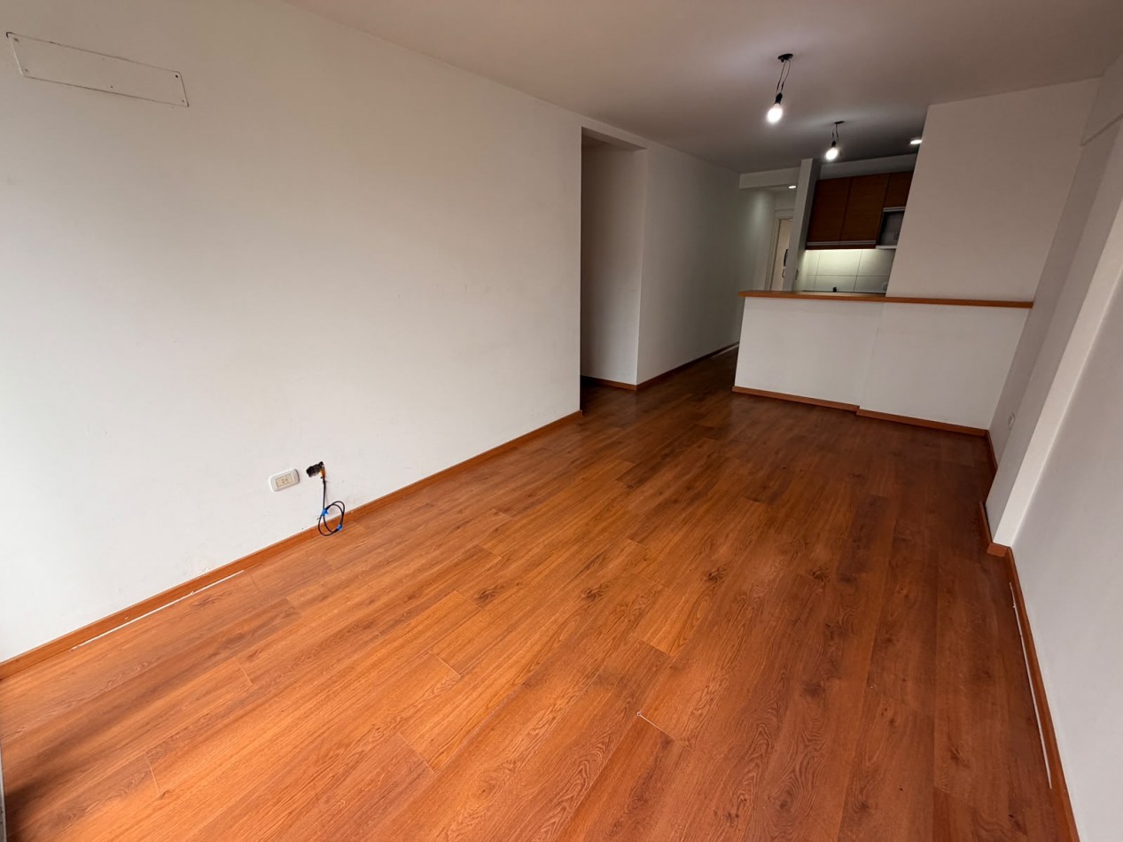 Departamento de 2 ambientes con cochera descubierta en Moron Sur