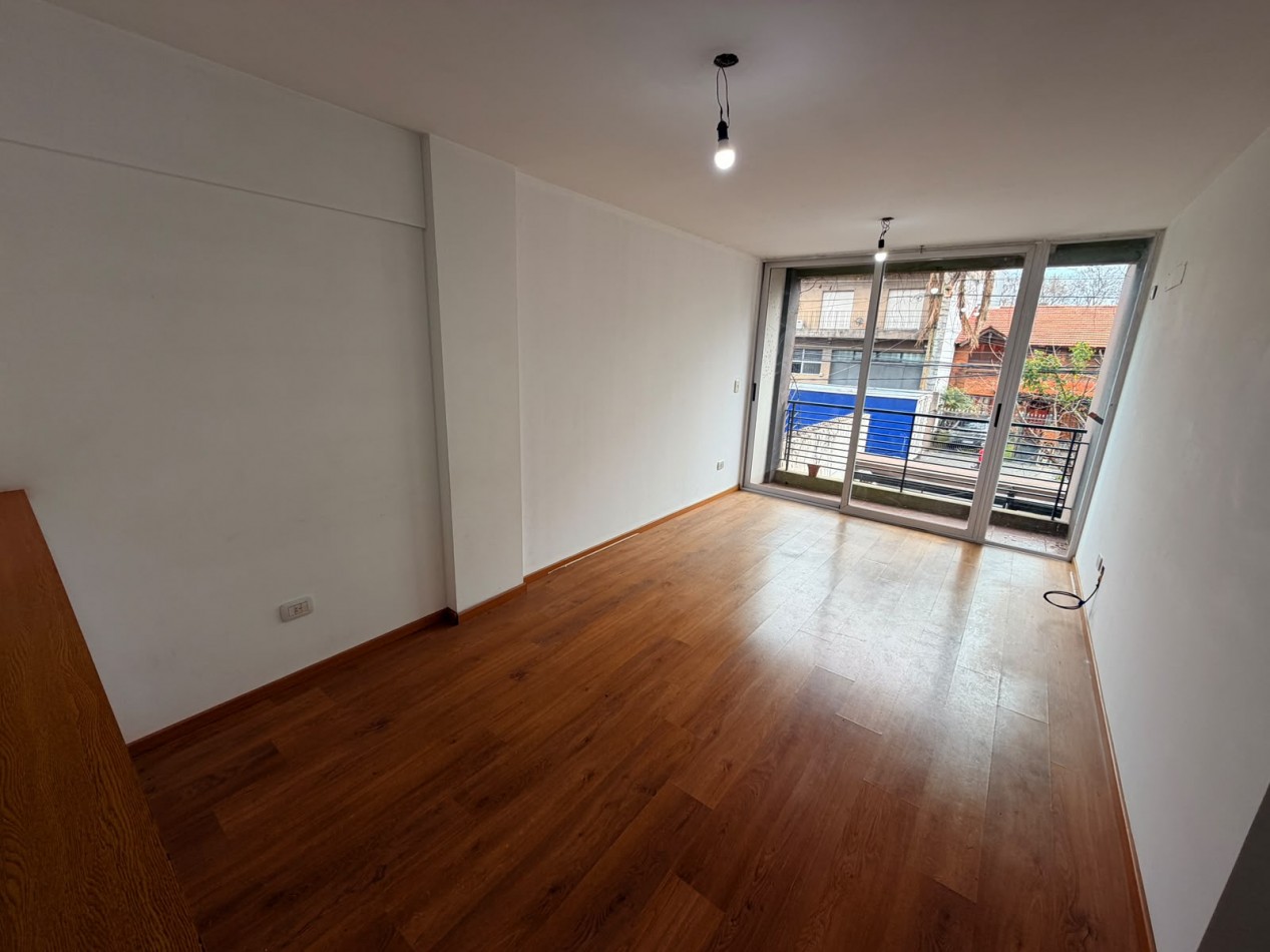 Departamento de 2 ambientes con cochera descubierta en Moron Sur