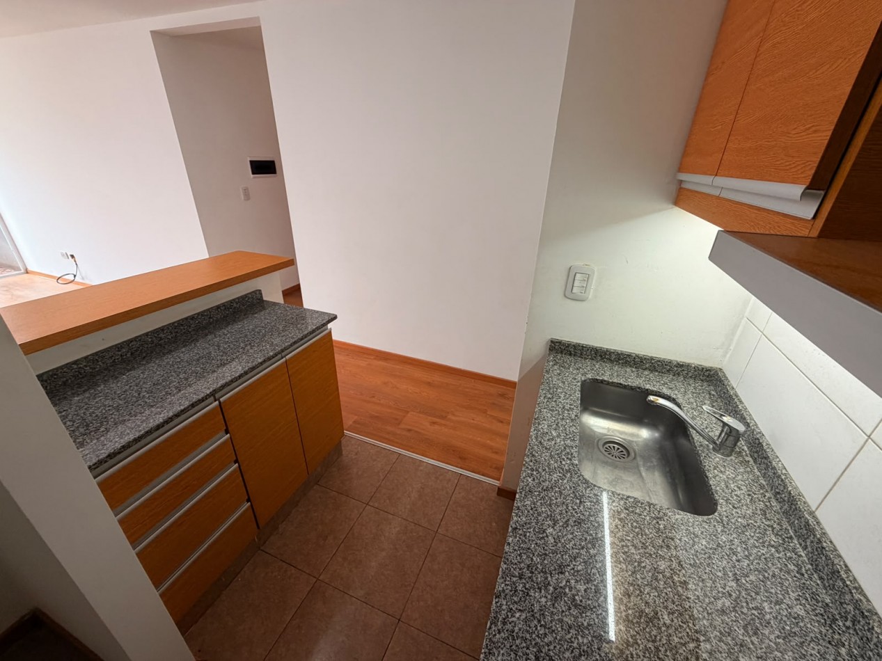 Departamento de 2 ambientes con cochera descubierta en Moron Sur