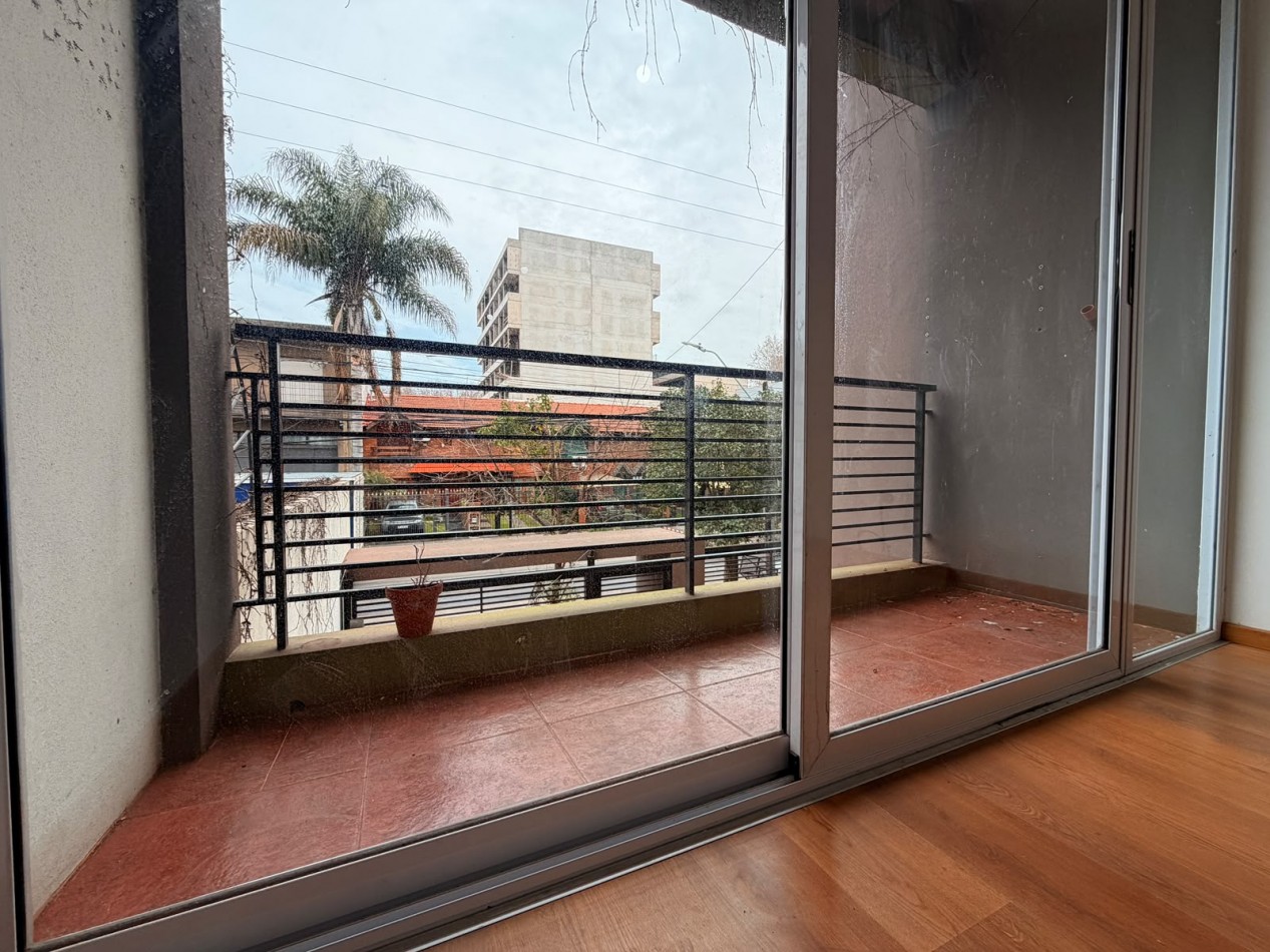 Departamento de 2 ambientes con cochera descubierta en Moron Sur
