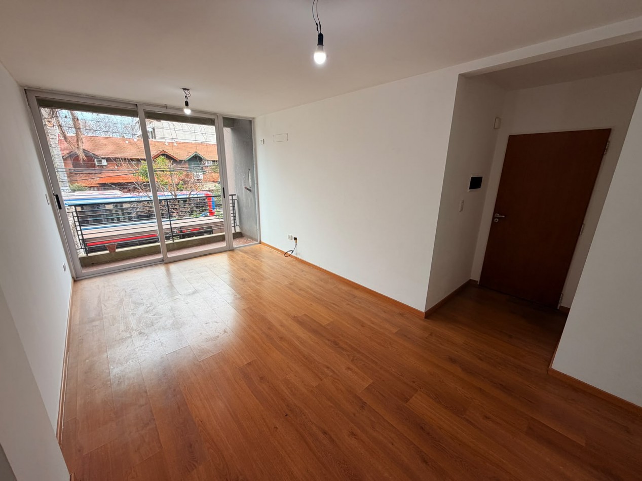 Departamento de 2 ambientes con cochera descubierta en Moron Sur