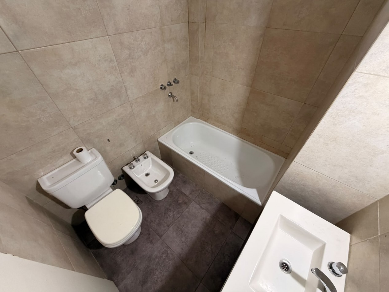 Departamento de 2 ambientes con cochera descubierta en Moron Sur