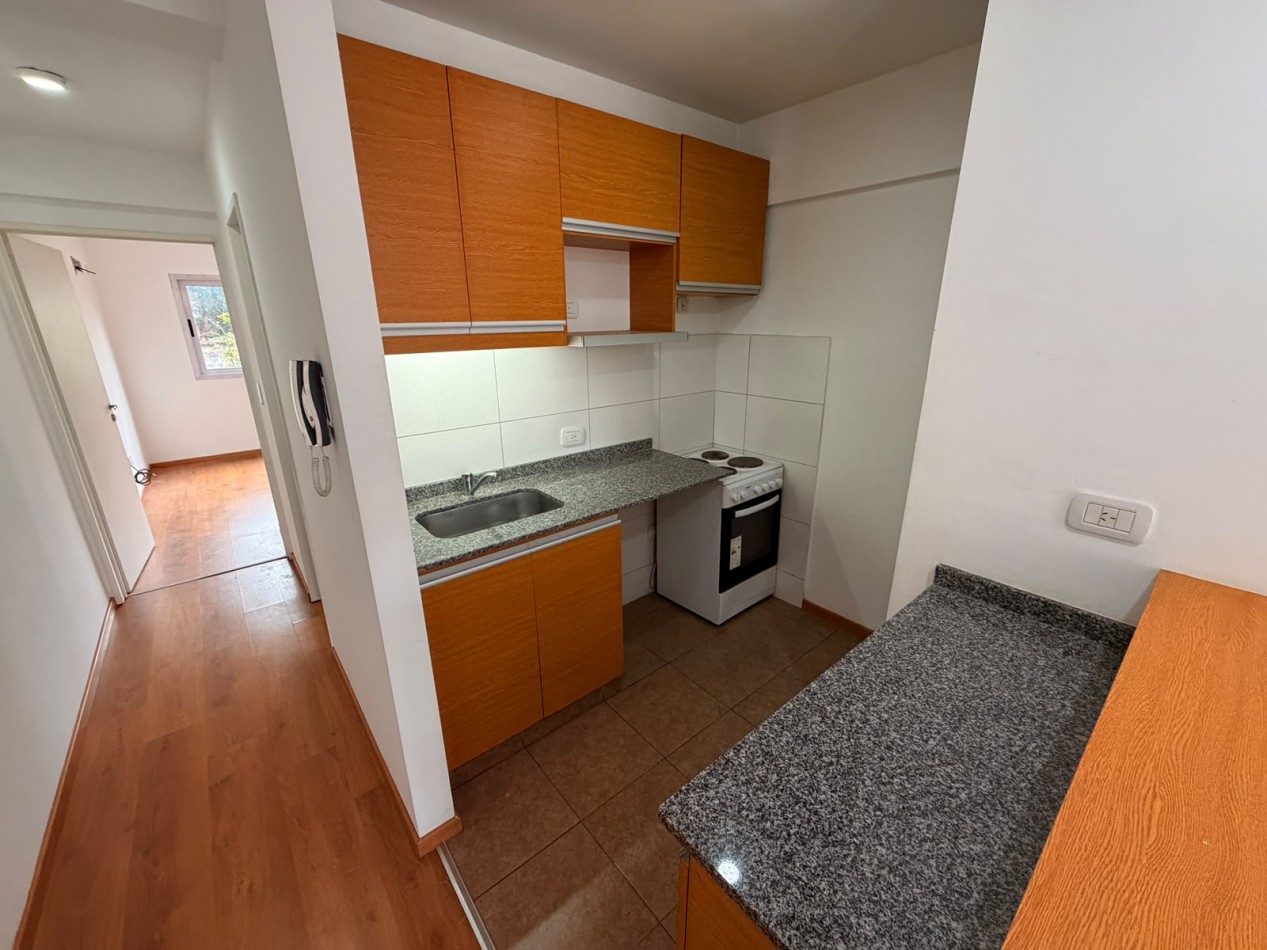 Departamento de 2 ambientes con cochera descubierta en Moron Sur