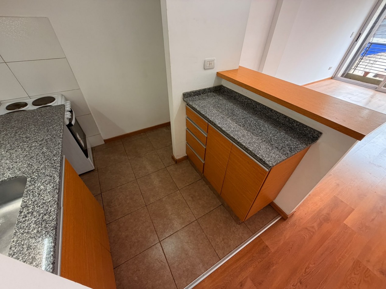 Departamento de 2 ambientes con cochera descubierta en Moron Sur