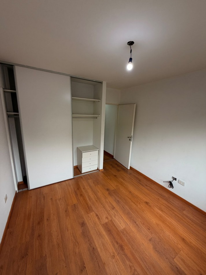 Departamento de 2 ambientes con cochera descubierta en Moron Sur