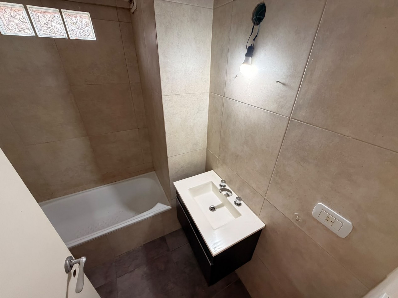 Departamento de 2 ambientes con cochera descubierta en Moron Sur