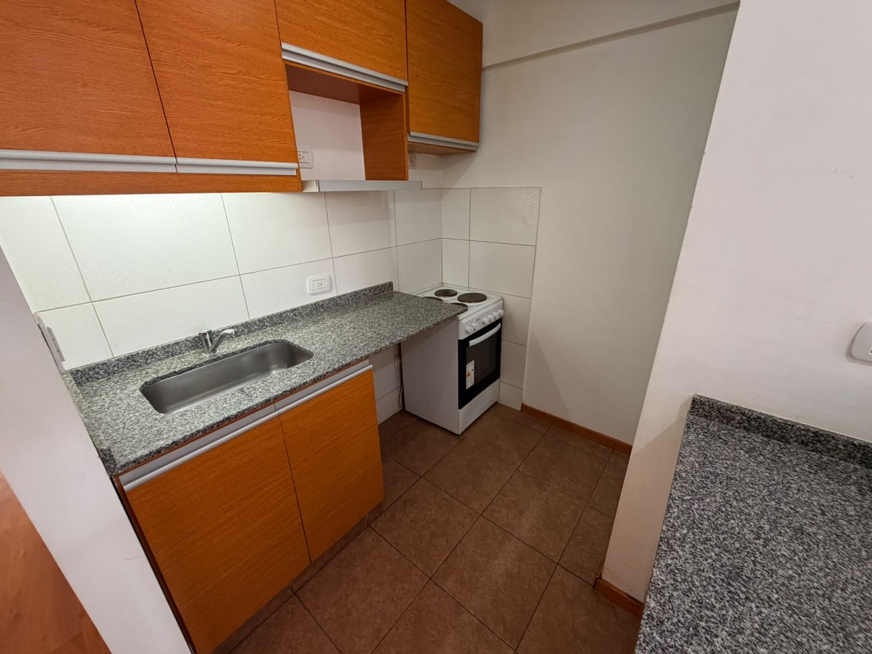 Departamento de 2 ambientes con cochera descubierta en Moron Sur
