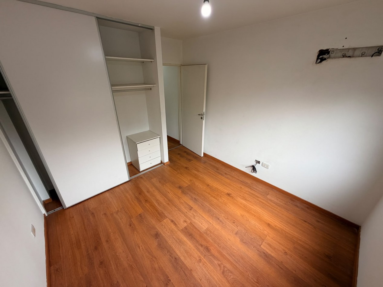 Departamento de 2 ambientes con cochera descubierta en Moron Sur