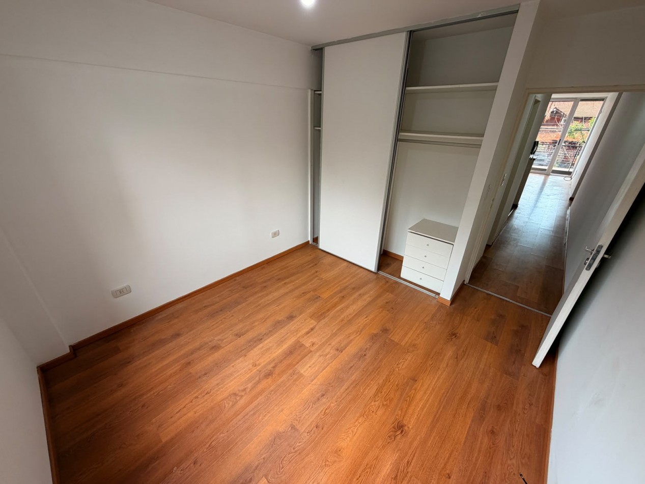 Departamento de 2 ambientes con cochera descubierta en Moron Sur