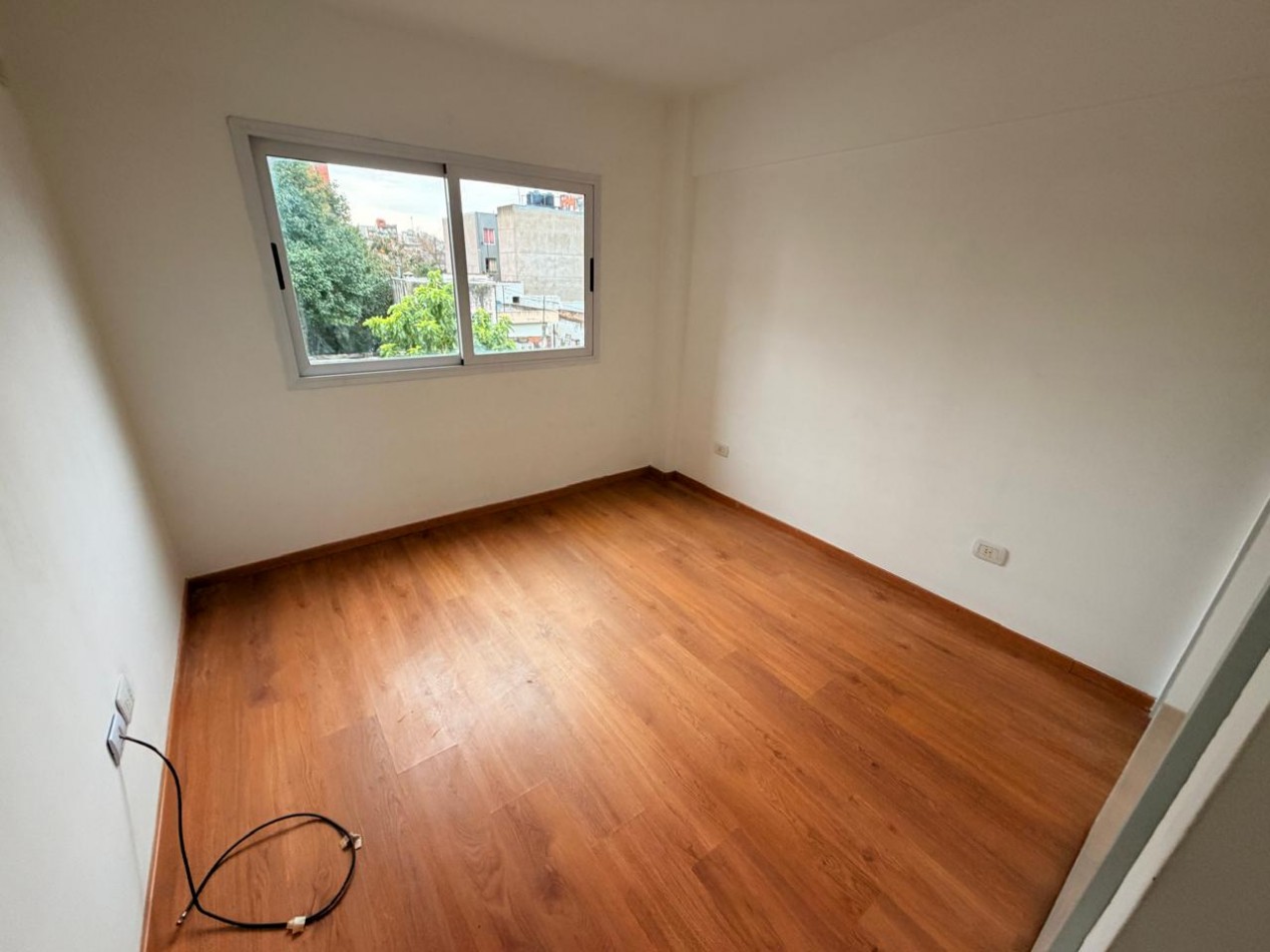 Departamento de 2 ambientes con cochera cubierta