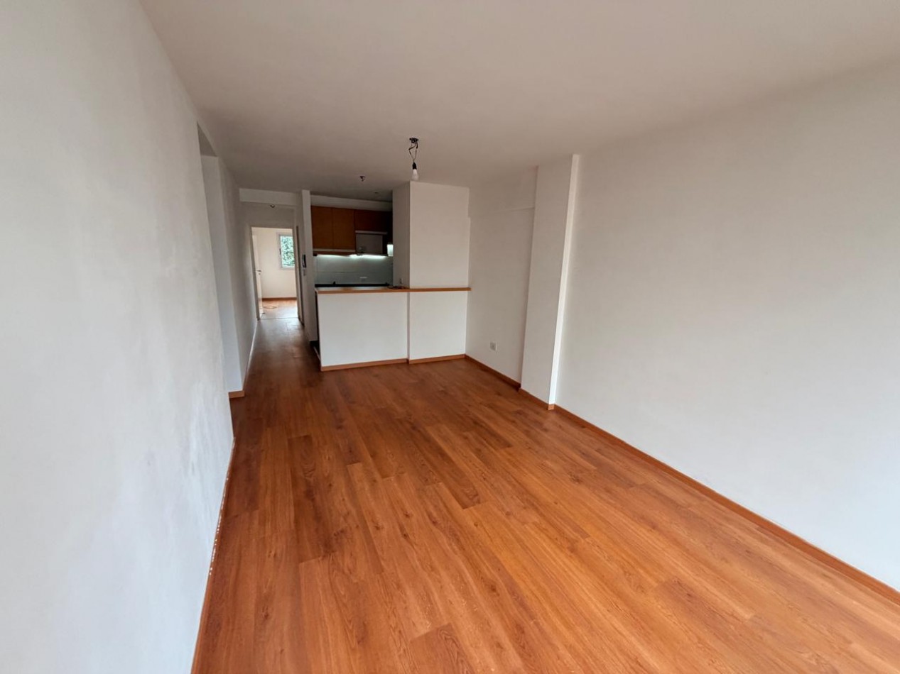 Departamento de 2 ambientes con cochera cubierta