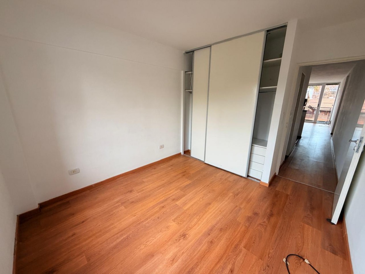 Departamento de 2 ambientes con cochera cubierta