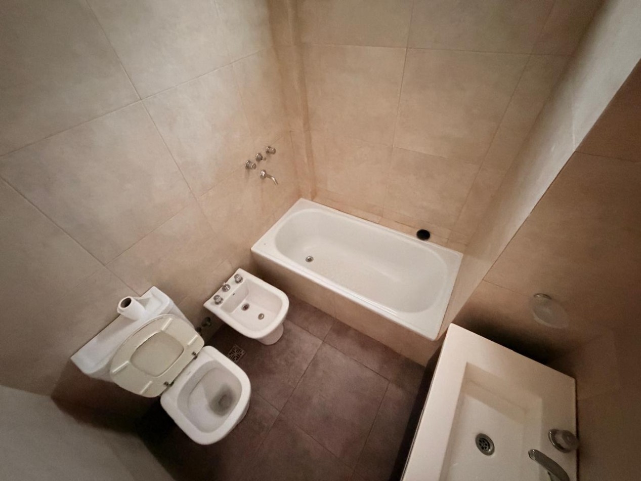 Departamento de 2 ambientes con cochera cubierta