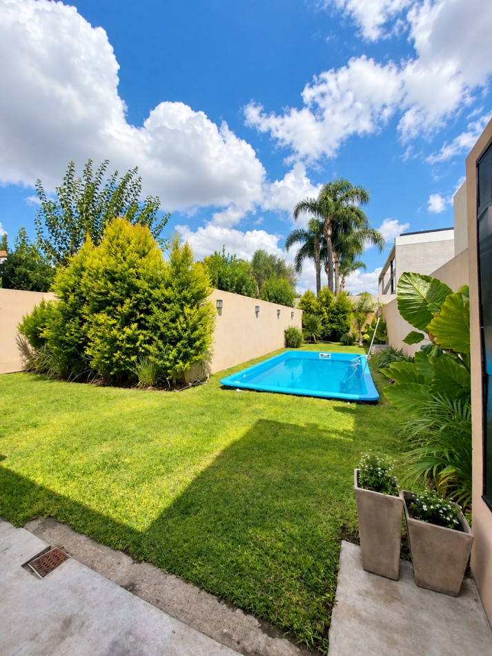 Casa reciclada con pileta, parrilla y cochera cubierta | Ituzaingo Norte 