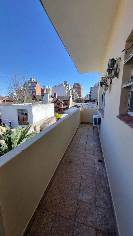 Departamento de tres ambientes a la venta en Castelar