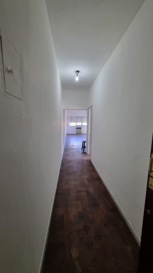 Departamento de tres ambientes a la venta en Castelar