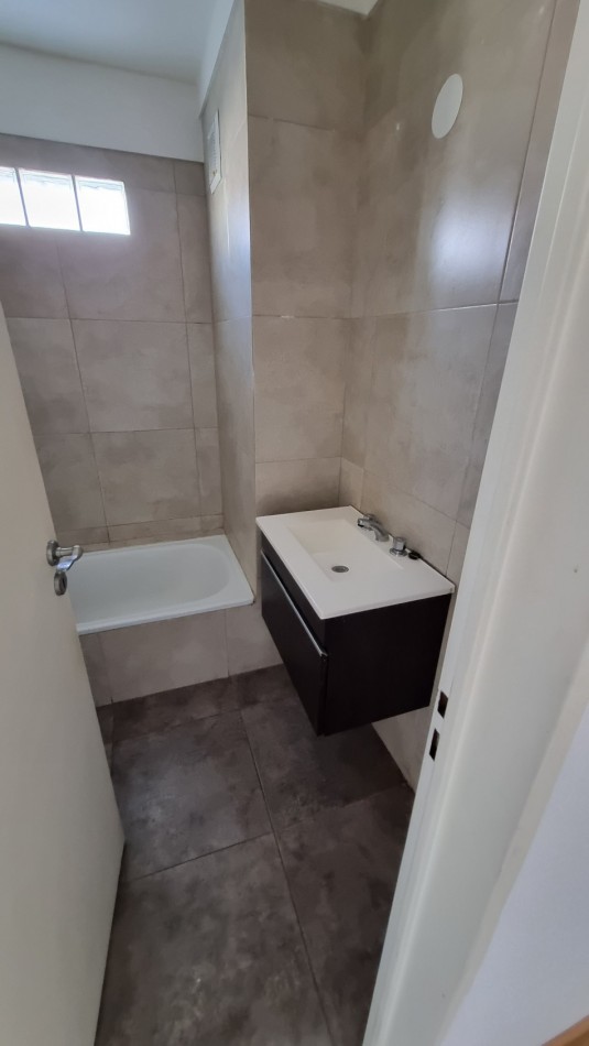Departamento en alquiler de 2 ambientes con cochera cubierta en Moron Sur