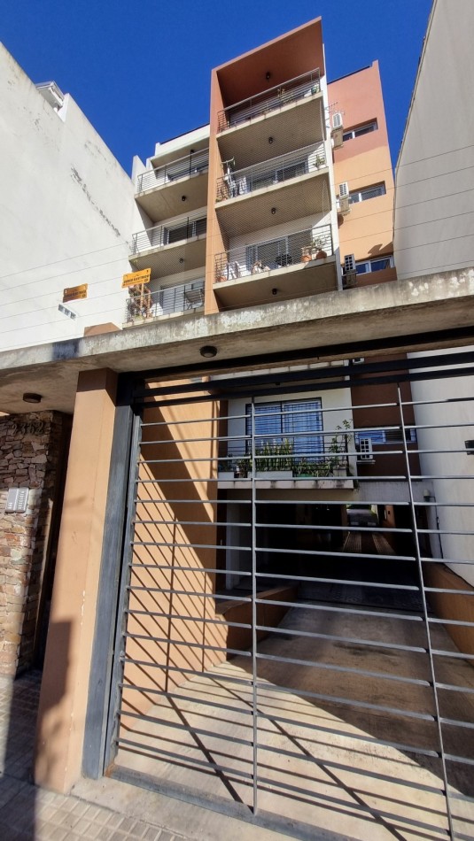 Monoambiente en venta en Castelar con cochera y terraza propia