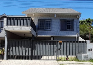Casa con Departamento en Planta Alta - Moron