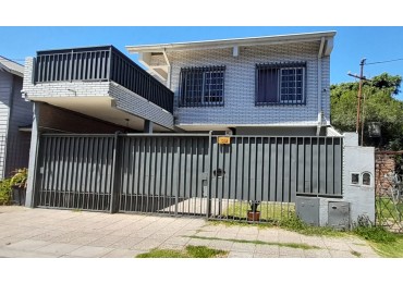 Casa con Departamento en Planta Alta - Moron