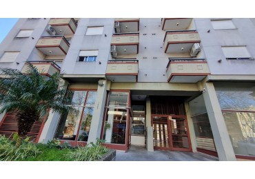 Departamento de 2 amb. con cochera cubierta en Moron Sur