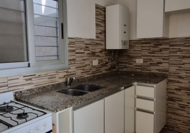 Departamento de 2 amb. con patio, cochera cubierta en Castelar Sur
